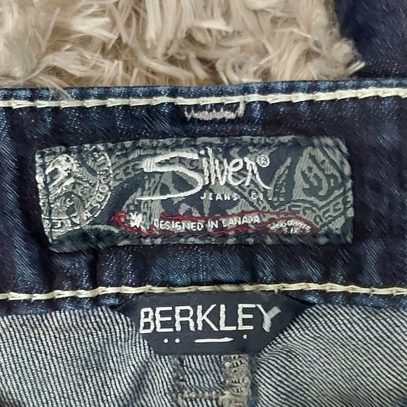 SILVER JEANS BERKLEY STRAIGHT LEG DARK WASH JEANS (29W/32L) - Picture 11 of 14